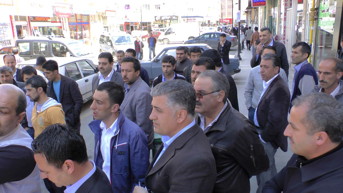 İşyeri Sahipleri Yol Kapattı