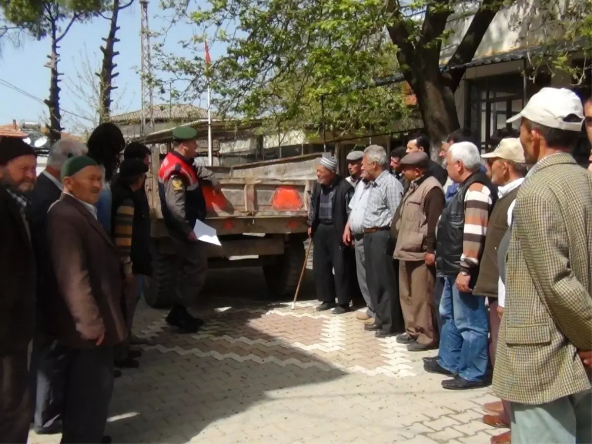 Jandarmadan Köylülere Traktör Eğitimi