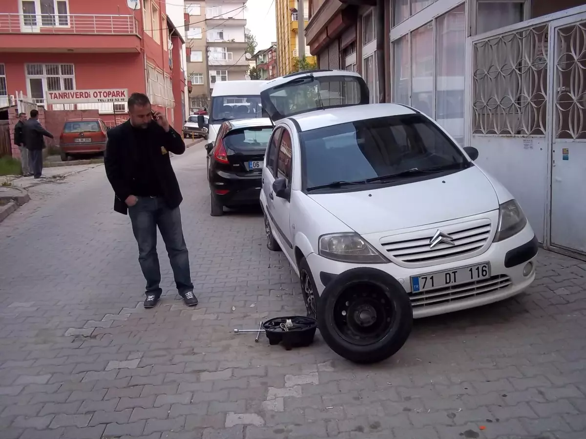 Kırıkkale\'de Araçların Lastikleri Kesildi