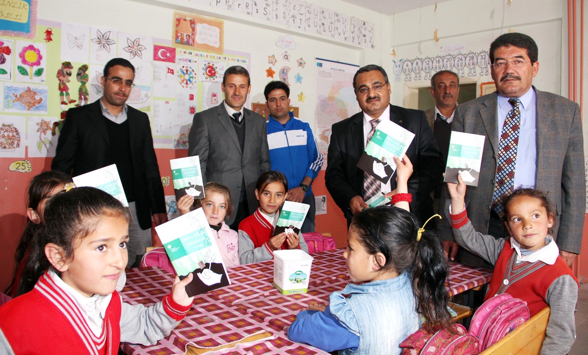 Müftü Demirel, Okuduğu Köye Kitap Desteği Sağladı