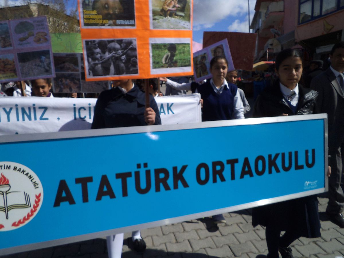 Öğrenciler Ekmek İsrafını Önlemek İçin Yürüdü