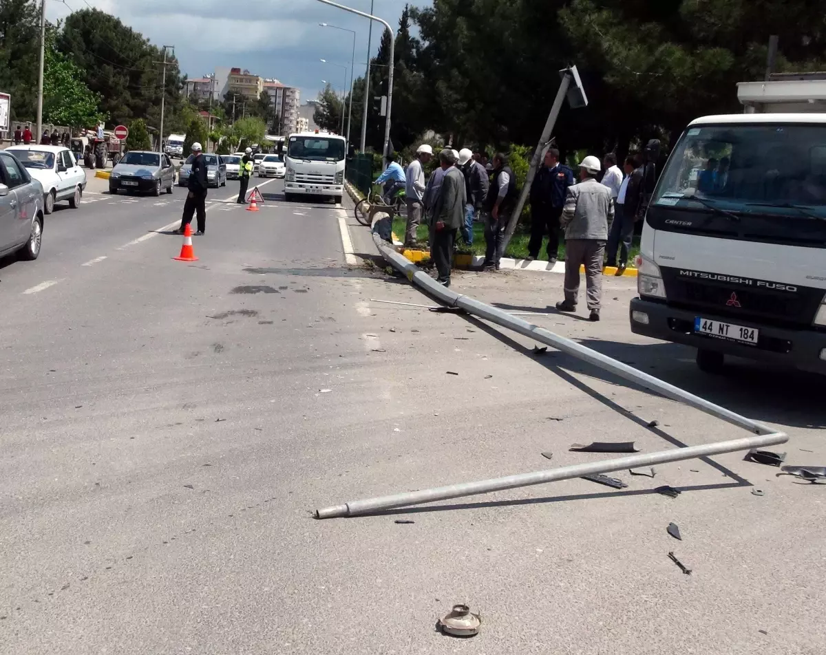 Otomobil Aydınlatma Direğine Çarparak Durabildi