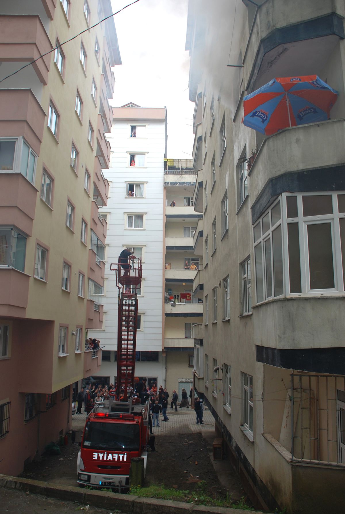 Rize\'nin Çayeli İlçesindeki Yangın Az Kalsın Faciaya Neden Olacaktı