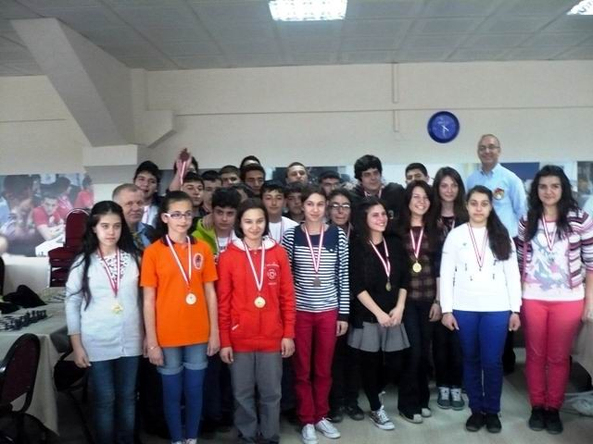 Satranç Merkezi Öğrencileri Turnuvadan Madalyalarla Döndü