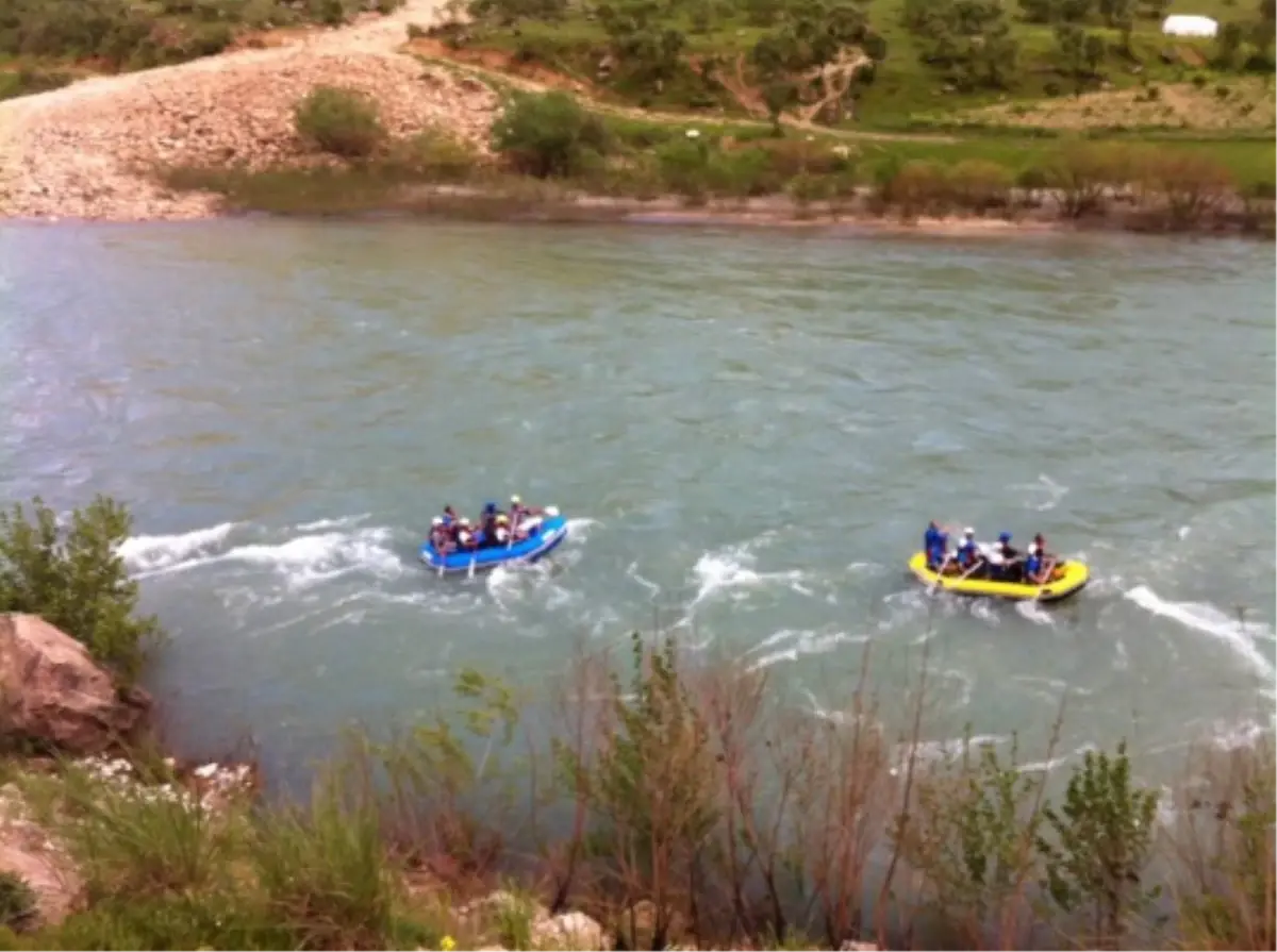 Botan Vadisinde Rafting Heyecanı