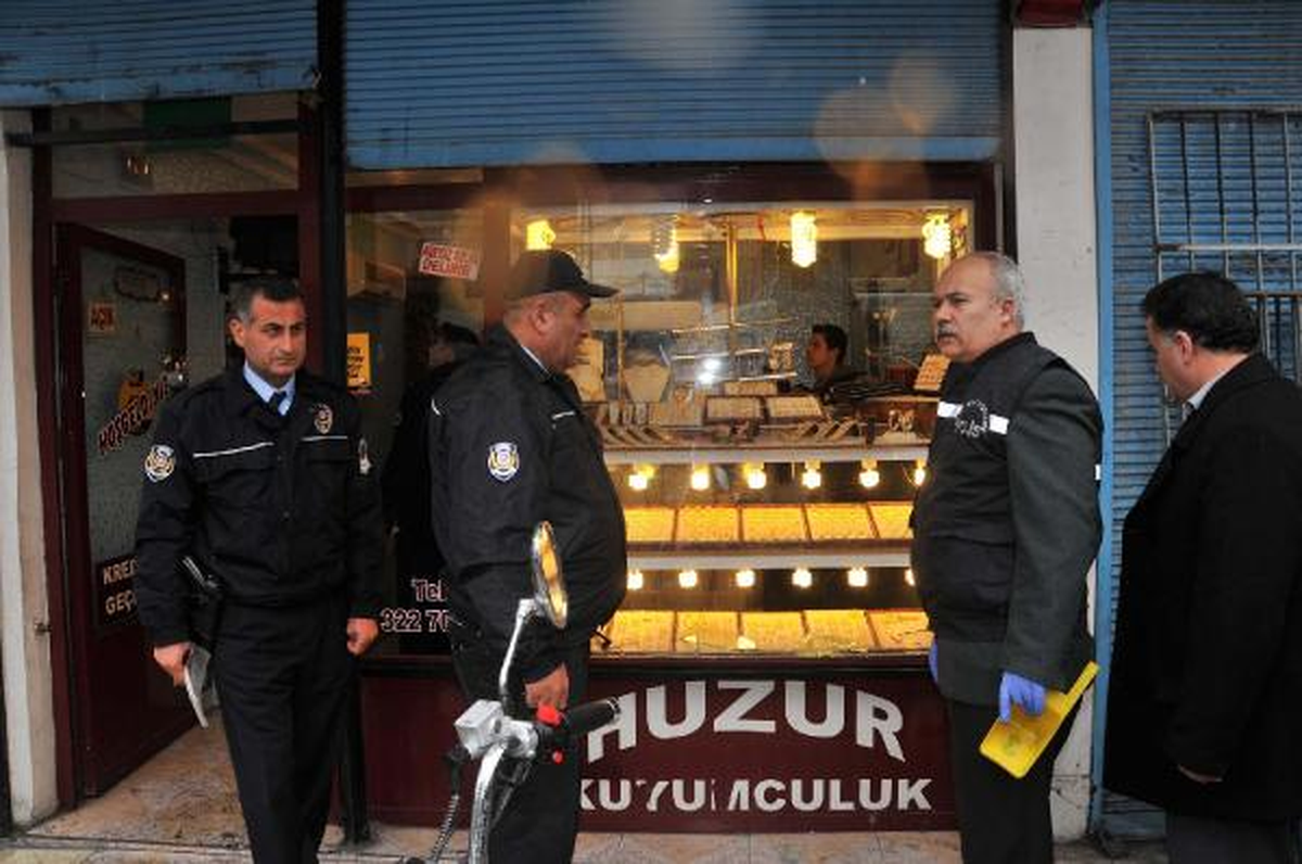 Dükkanı Soyulan Kuyumcu Şikayetinden Vazgeçti