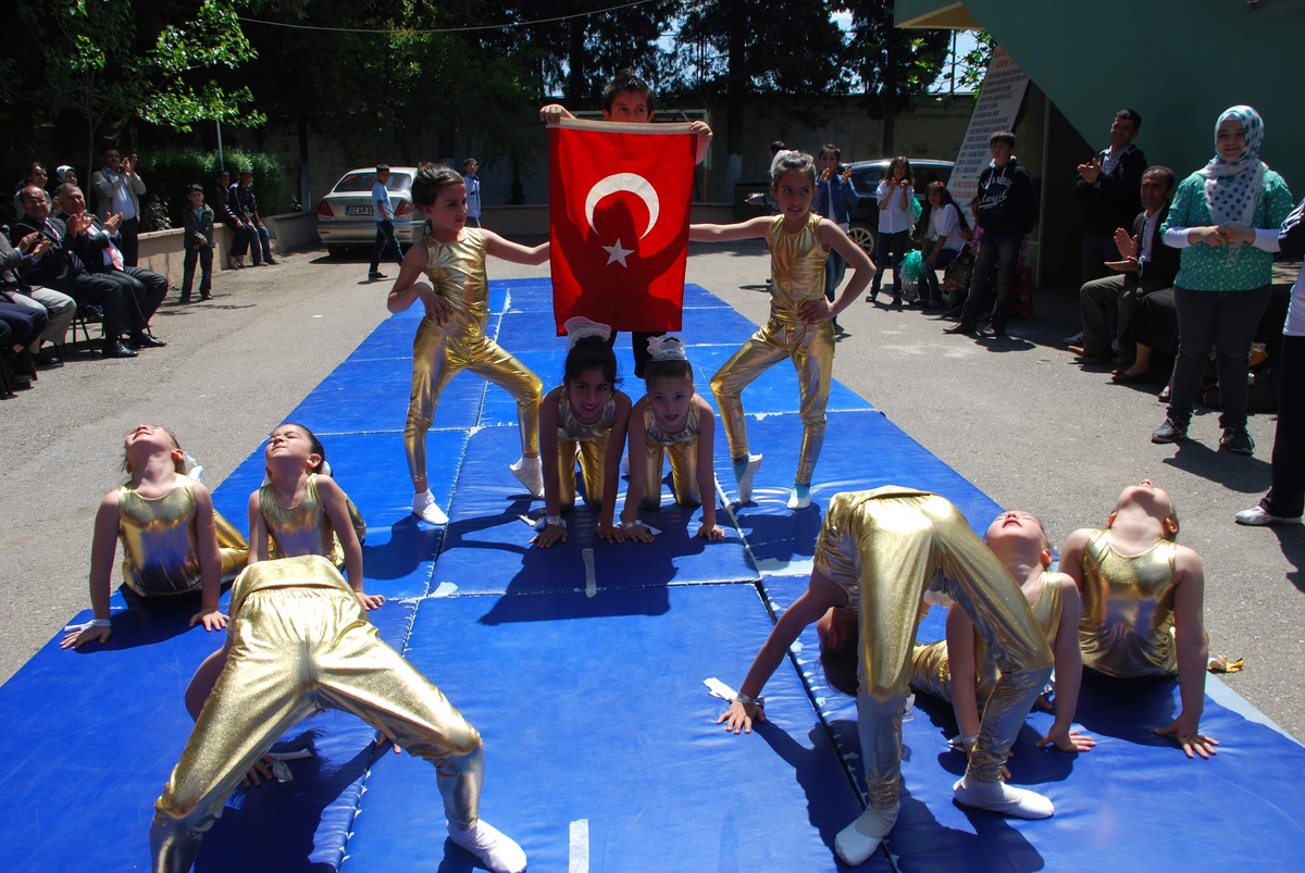 23 Nisan Etkinlikleri Kapsamında Jimnastik ve Yüzme Yarışmaları