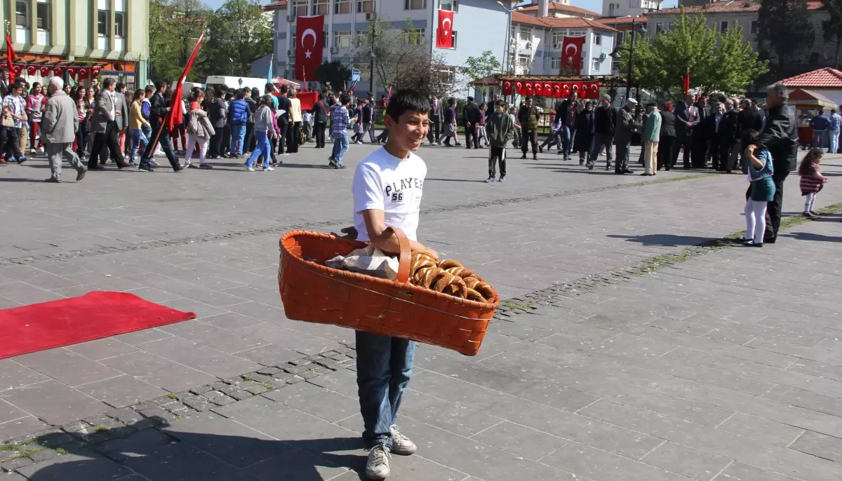 Akranları Bayram Yaparken O Simit Sattı