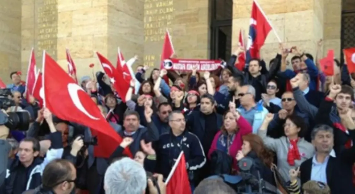 Anıtkabir\'de Bakan Avcı\'ya Protesto