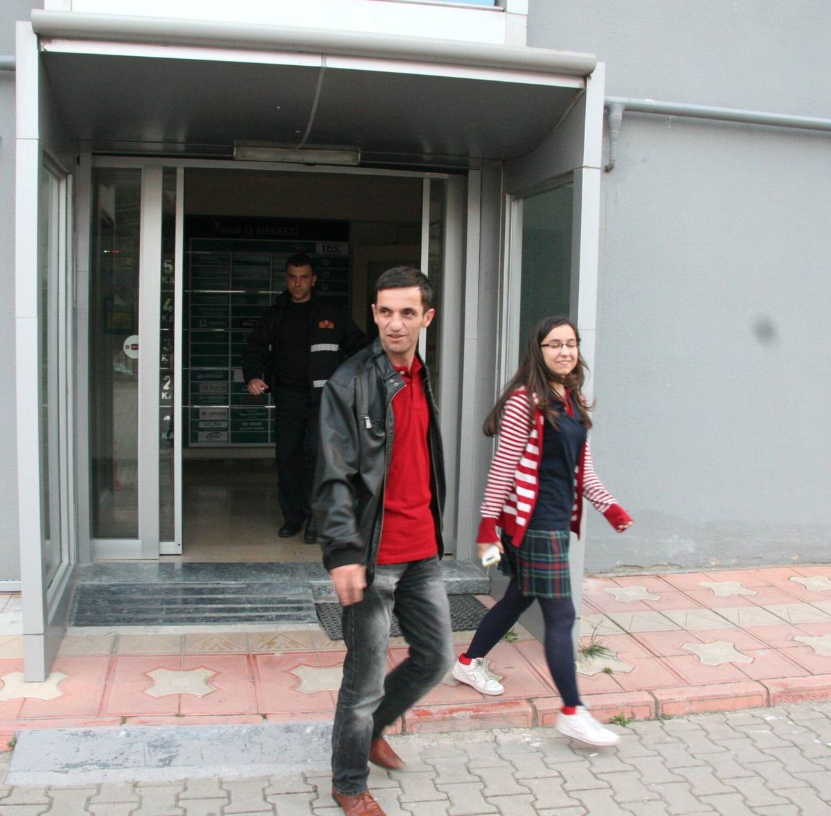 Asansörde Kalan 9 Kişiyi İtfaiye Ekipleri Kurtardı