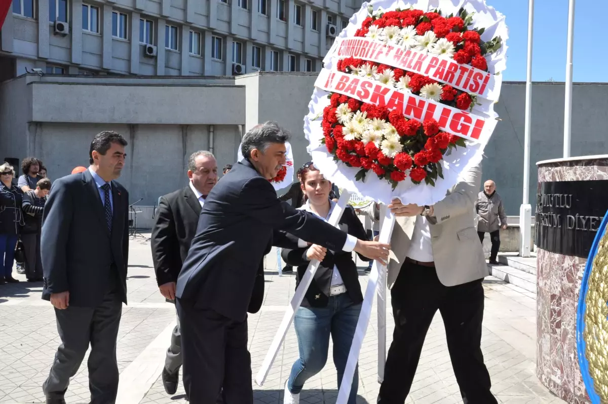 Atatürk Anıtı\'na Çelenk Koydular