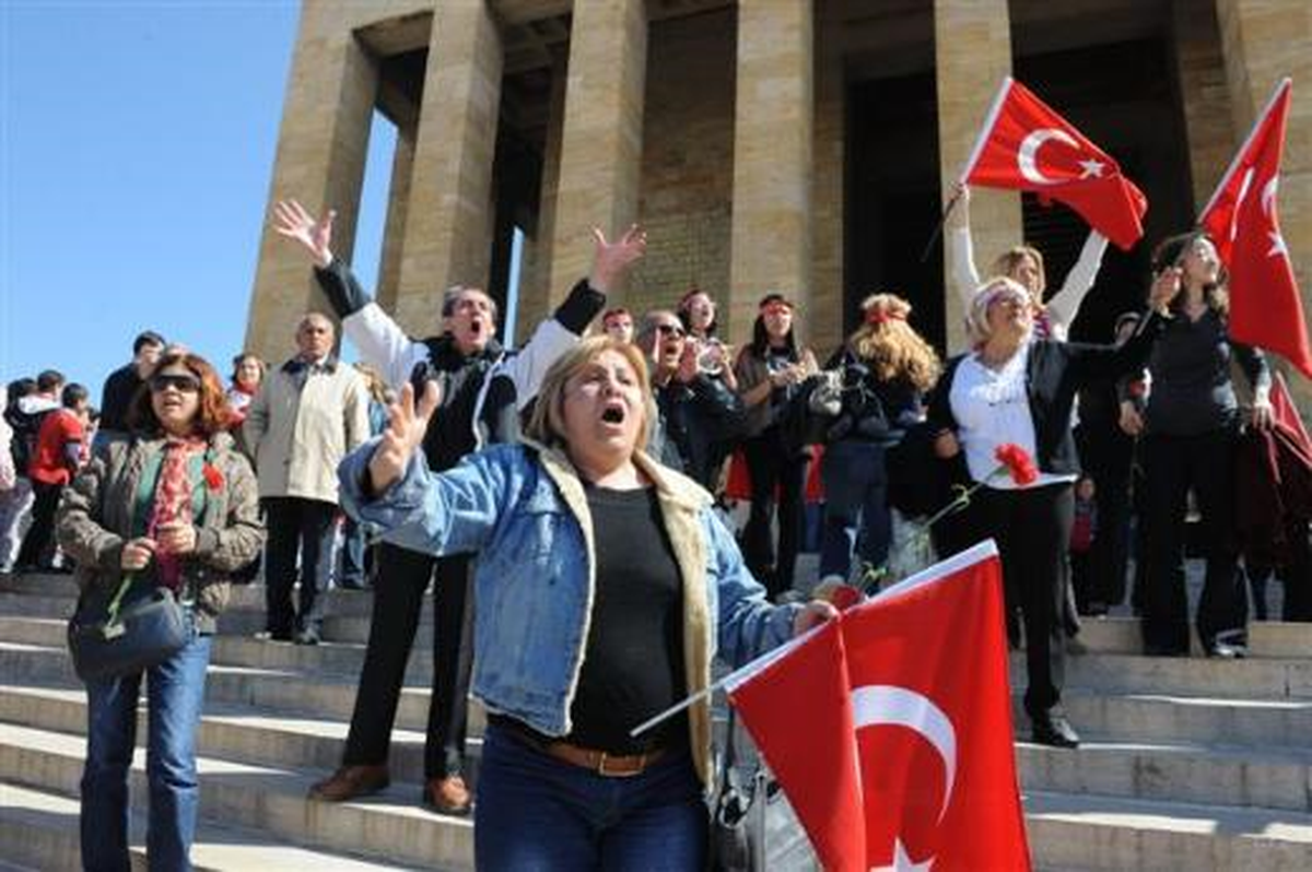 Bakan\'a Anıtkabir\'de Protesto