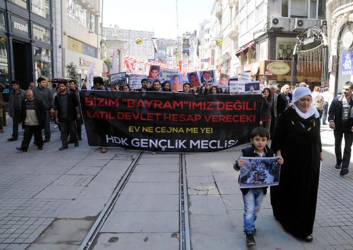Beyoğlu\'nda 23 Nisan Protestosu