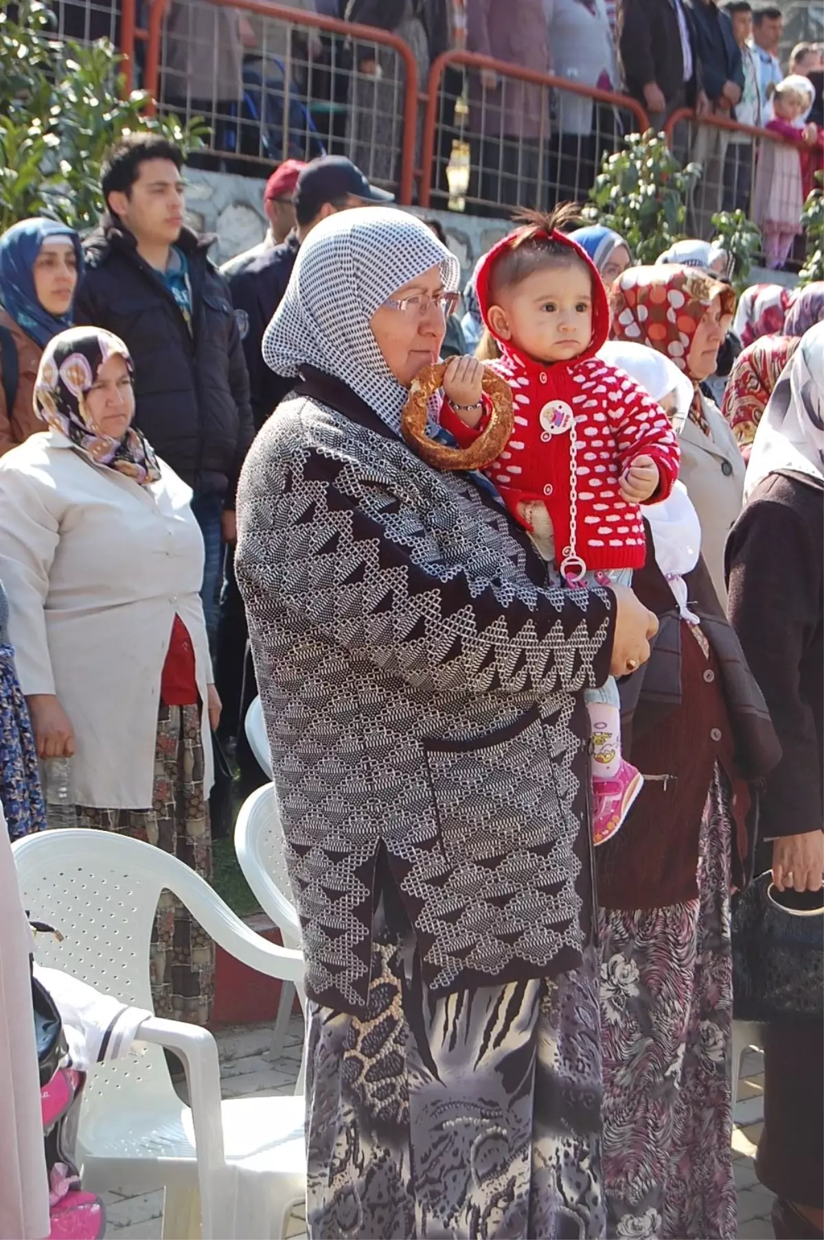 Biberonuyla Törenlere Katıldı