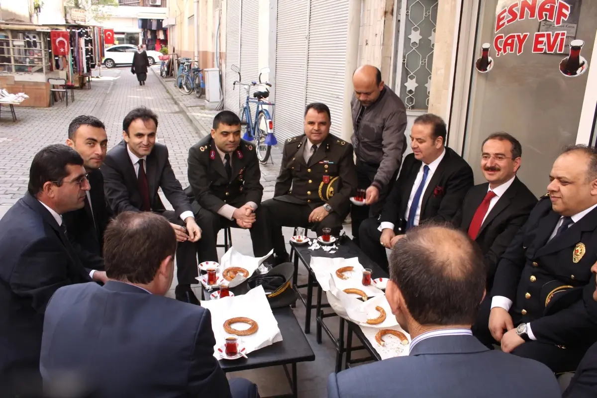 Çarşamba Protokolünün Çay-Simit Keyfi