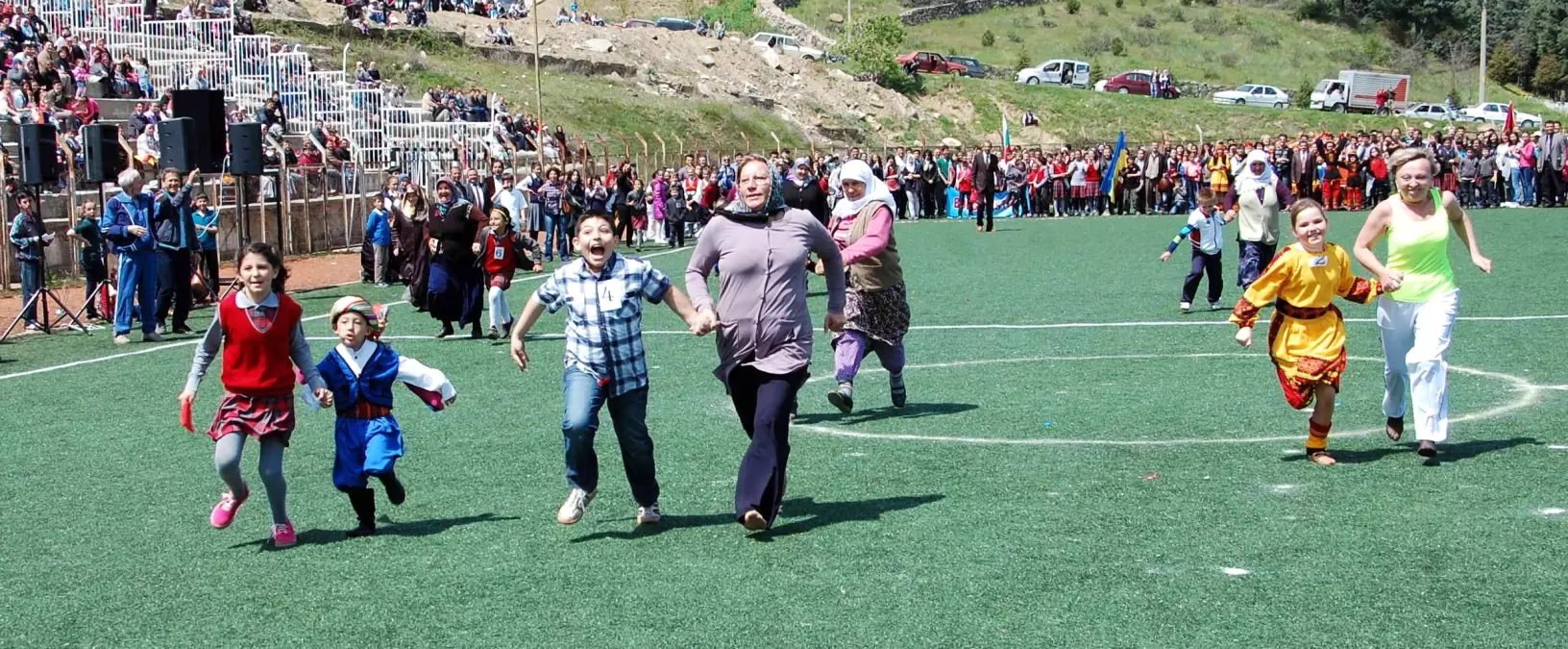 Dedeler ve Ninelerin Yarışı Simav\'ı Renklendirdi