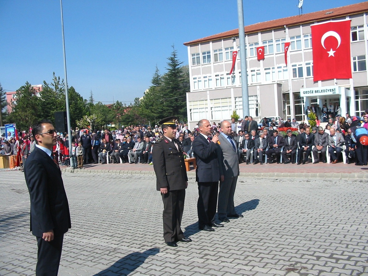 Gediz\'de 23 Nisan Çocuk Bayramı Kutlanıyor