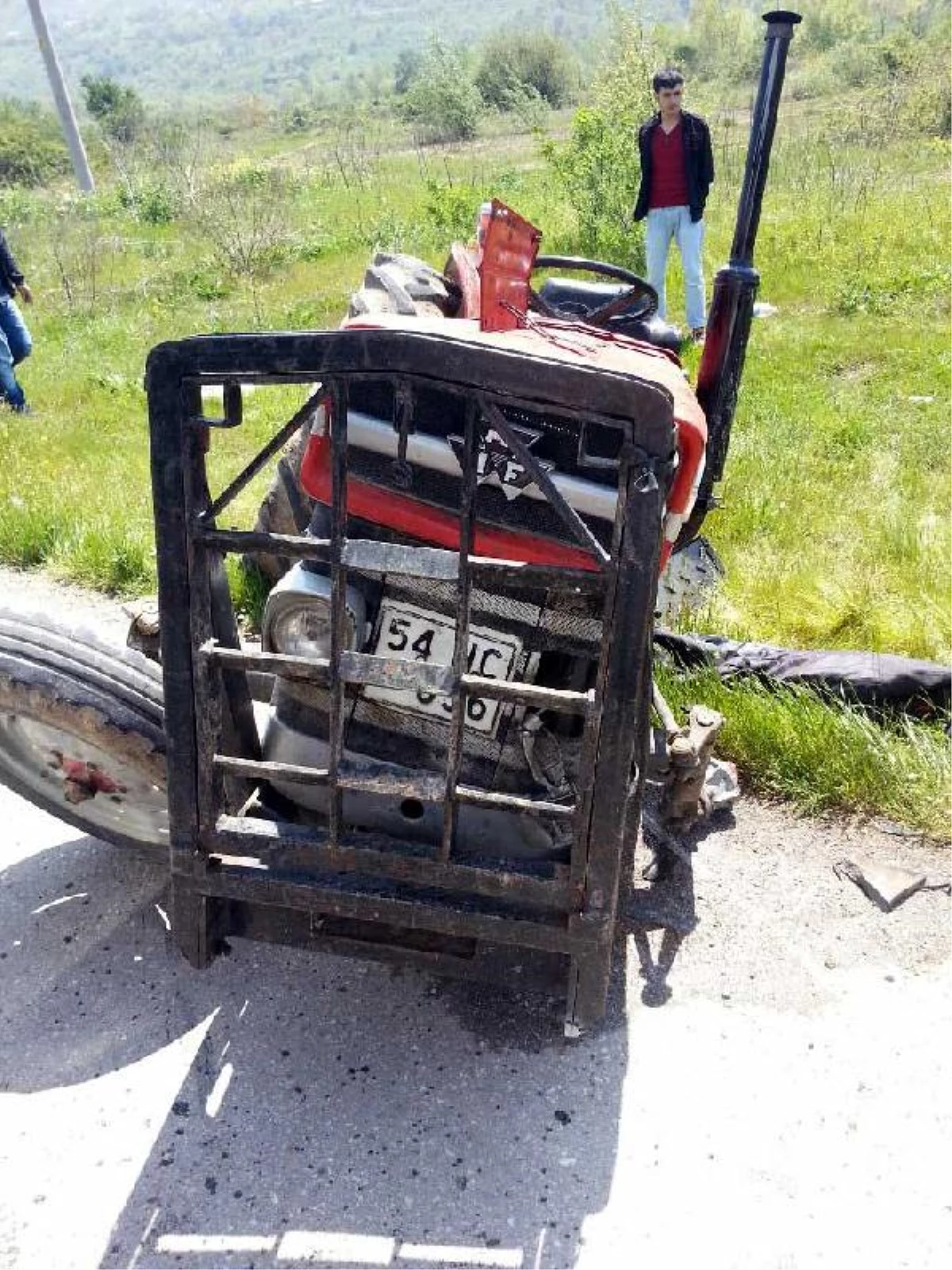 Hafif Ticari Araç Traktörle Çarpıştı: 4 Yaralı