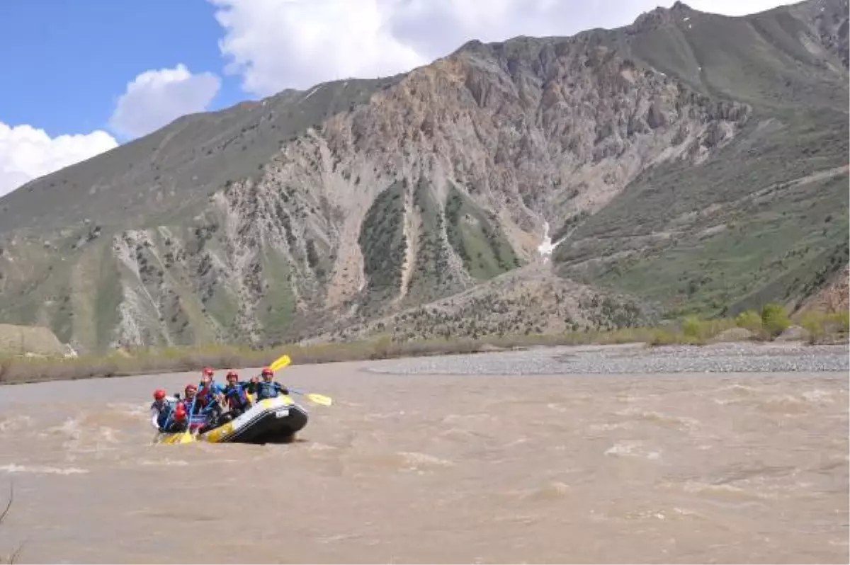 Zap Suyu\'nda Rafting Heyecanı