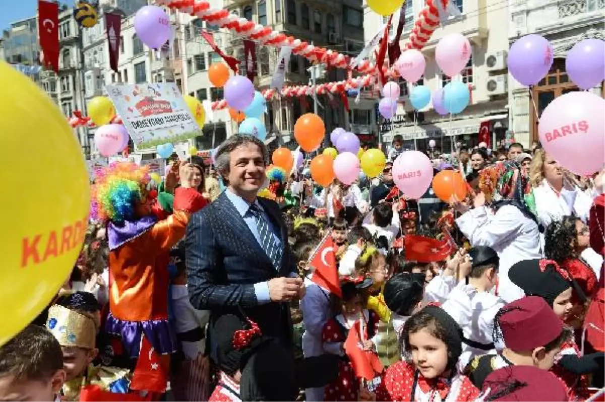 İstiklal Caddesi\'nde 23 Nisan Coşkusu