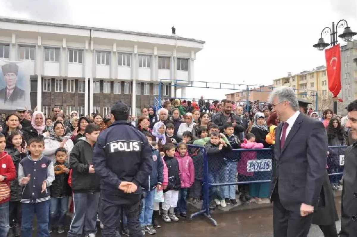 Kars\'taki Kutlamalara Soğuk Damgası