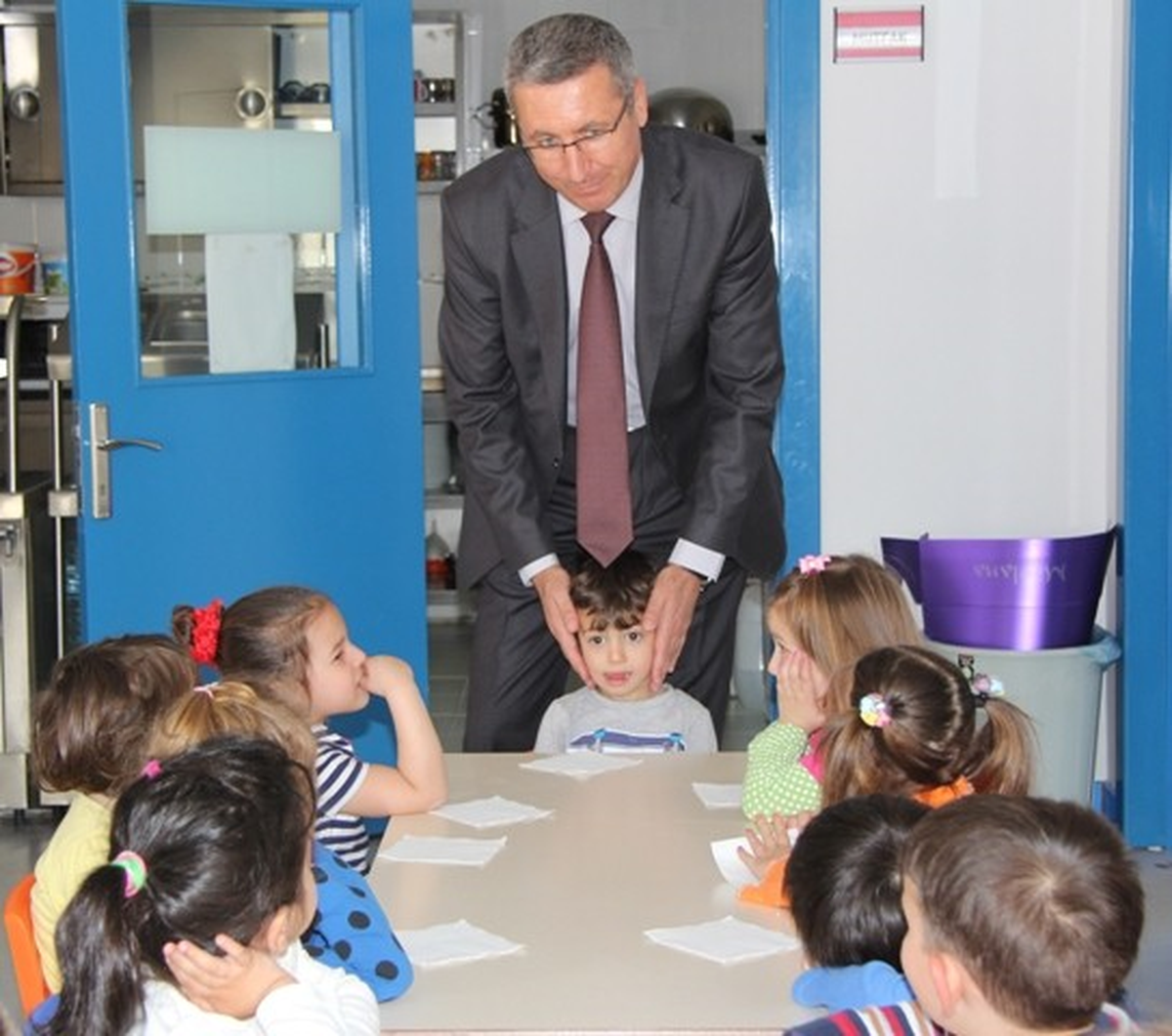 Kırklareli Belediyesinden Çocuklara Şeker