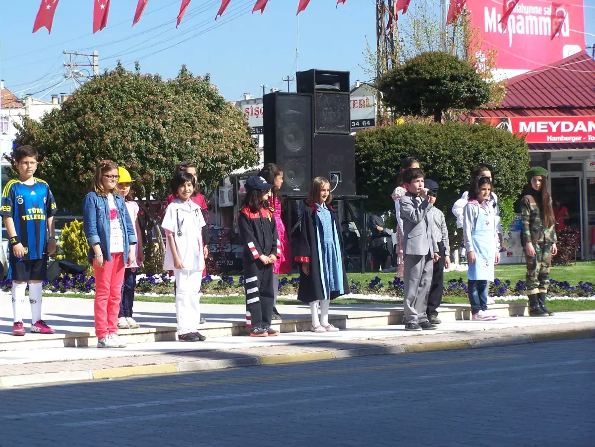Korkuteli\'de 23 Nisan Ulusal Egemenlik ve Çocuk Bayramı Kutlamaları
