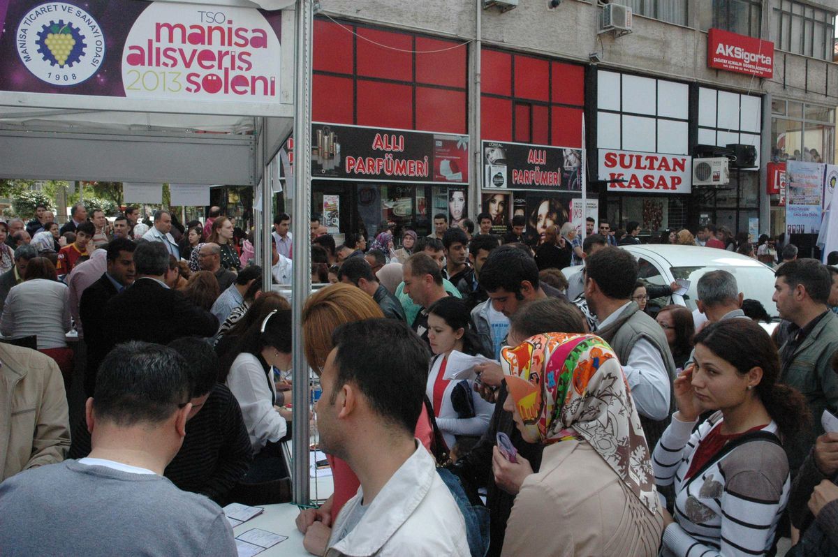 Manisa\'da Alışveriş Şöleni Stantlarına Son Gün Kala Yoğun İlgi
