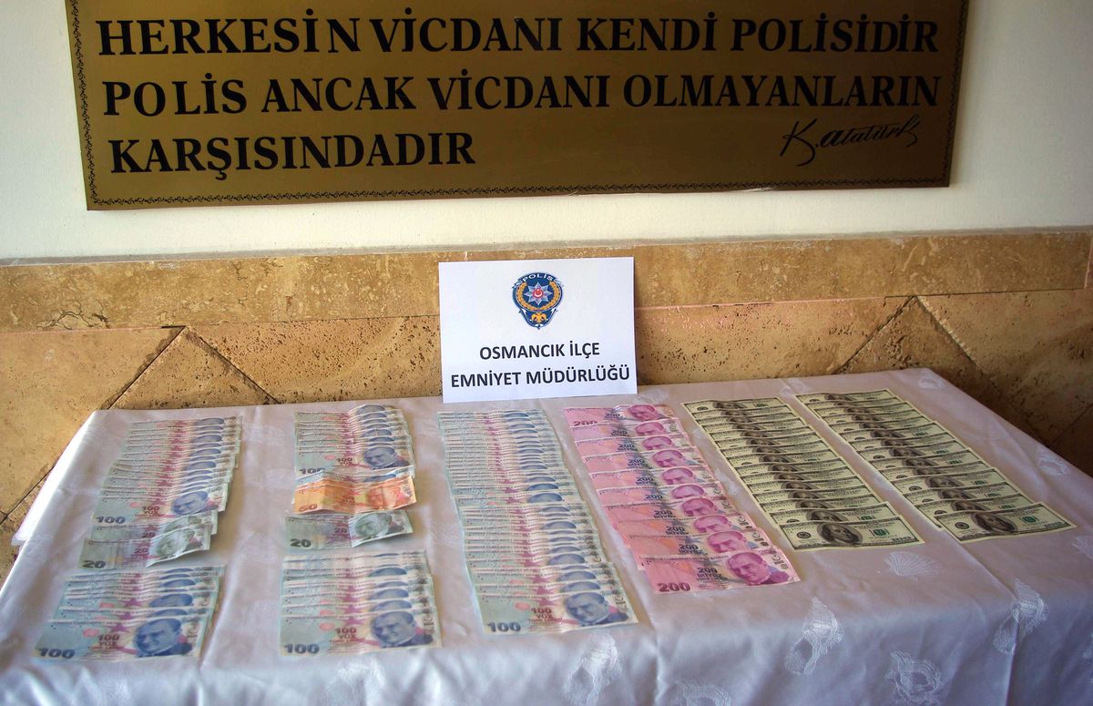 Polisten Kalpazanlara Suçüstü