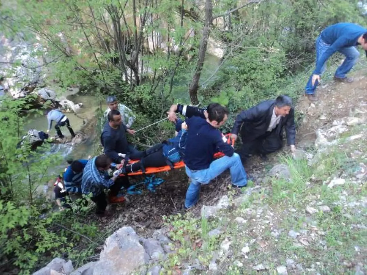 Şelalede Kayanın Üzerinde Kurtarılmayı Bekledi