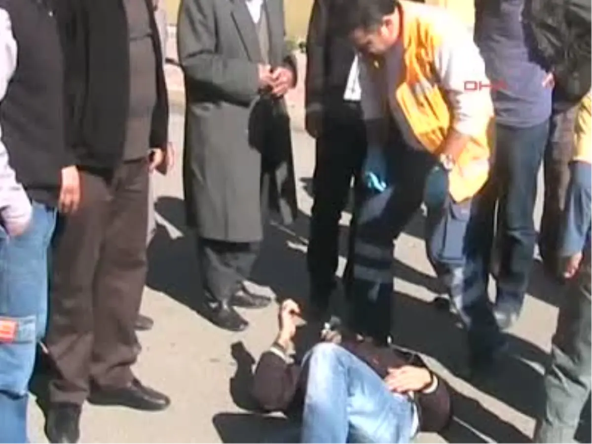 Otomobilin Çarptığı Motosiklet Sürücüsü Yaralandı