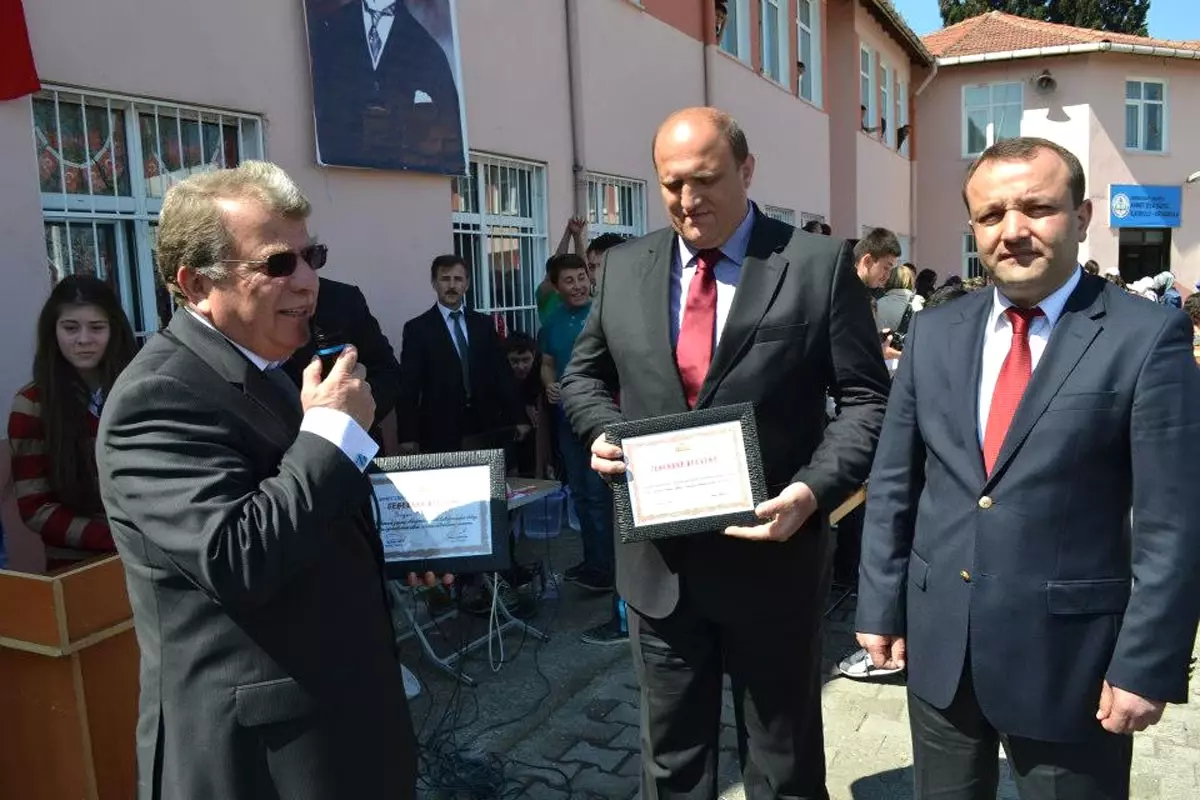 Alaplı\'da Eğitime Katkı Sağlayan İş Adamlarına Plaket