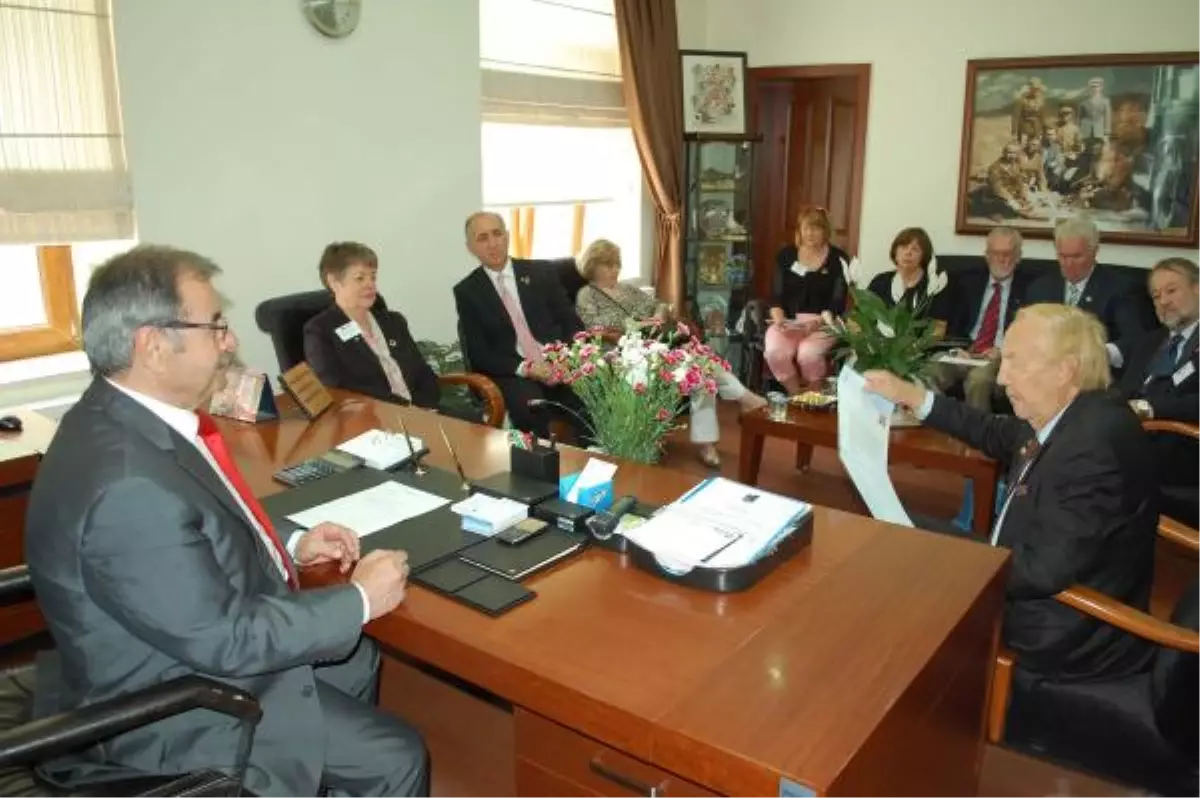 Avusturalyalı Konuğa Atatürk\'lü Kravat Jesti