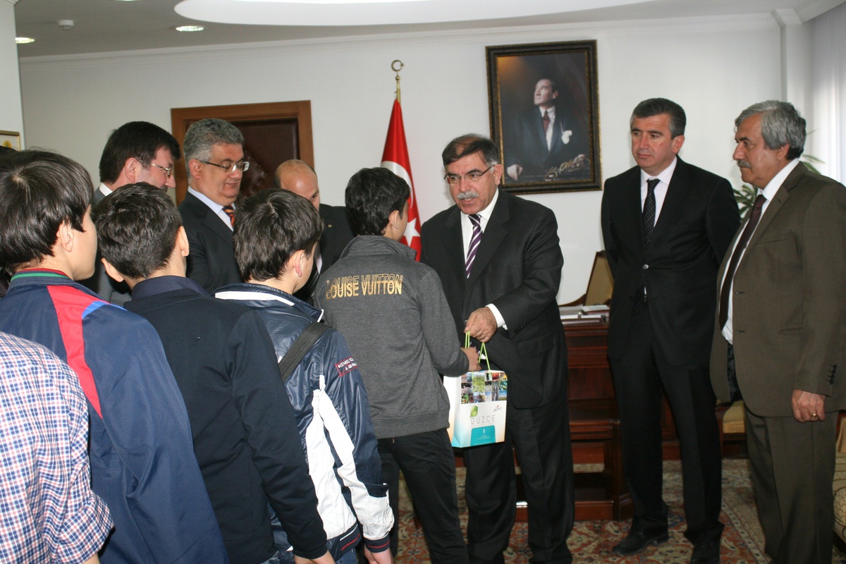 Azeri Öğrenciler Vali Adnan Yılmaz\'ı Ziyaret Etti
