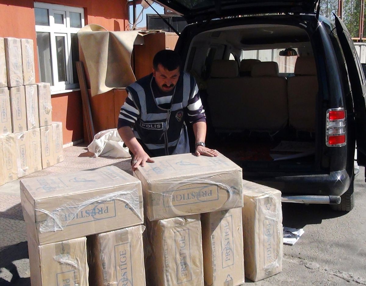 Bagajdan 15 Bin Paket Kaçak Sigara Çıktı