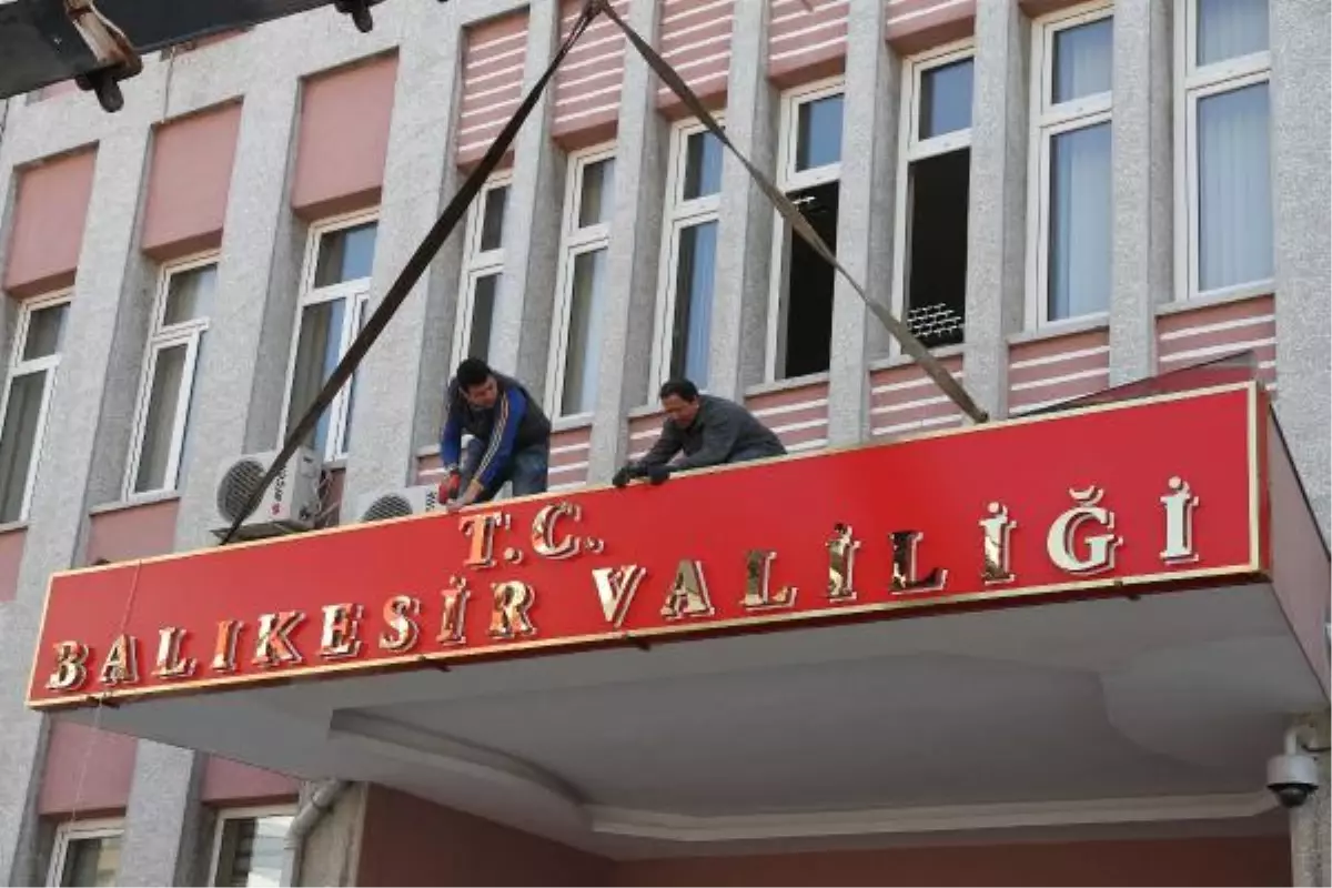 Balıkesir Valiliği\'ne T.C.\'li Tabela Asıldı