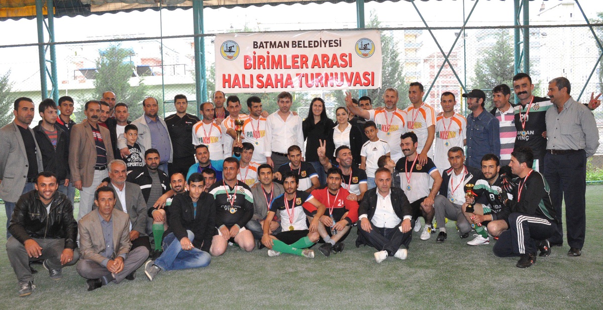 Belediye Futbol Turnuvasında Temizlikçiler Sildi Süpürdü