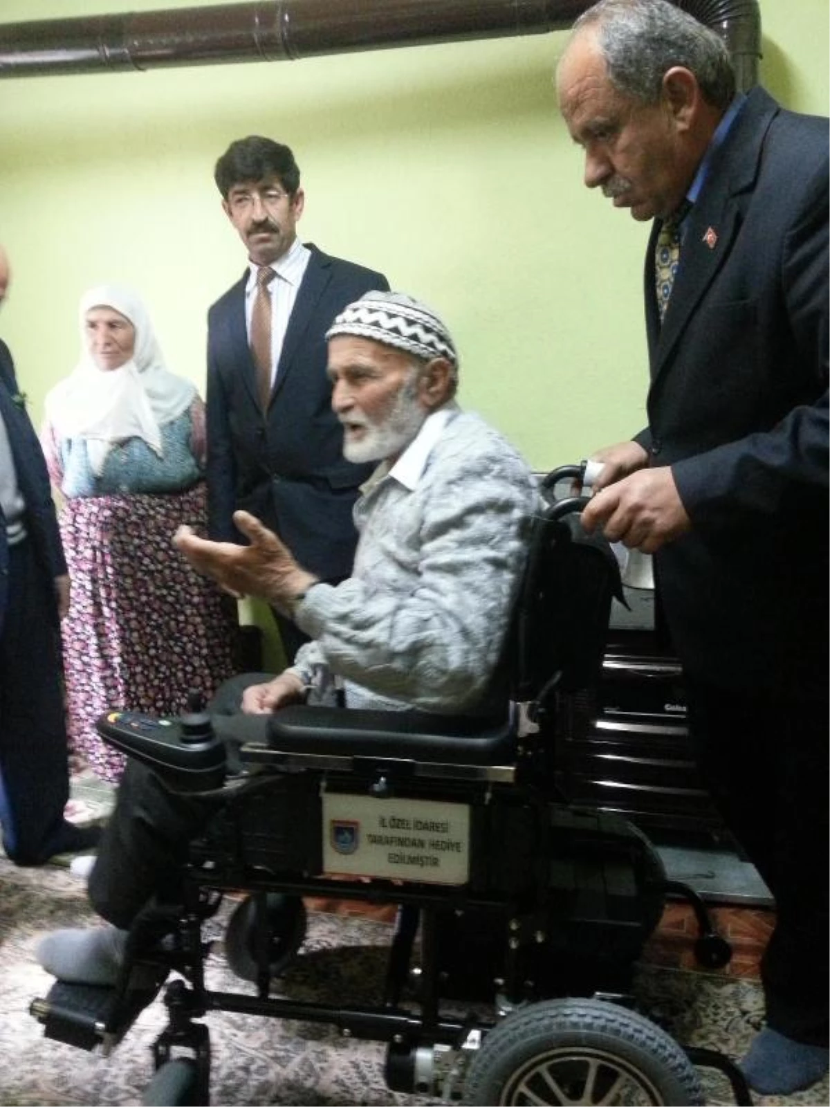 Felçli Osman Dede\'ye Akülü Tekerlekli Sandalye