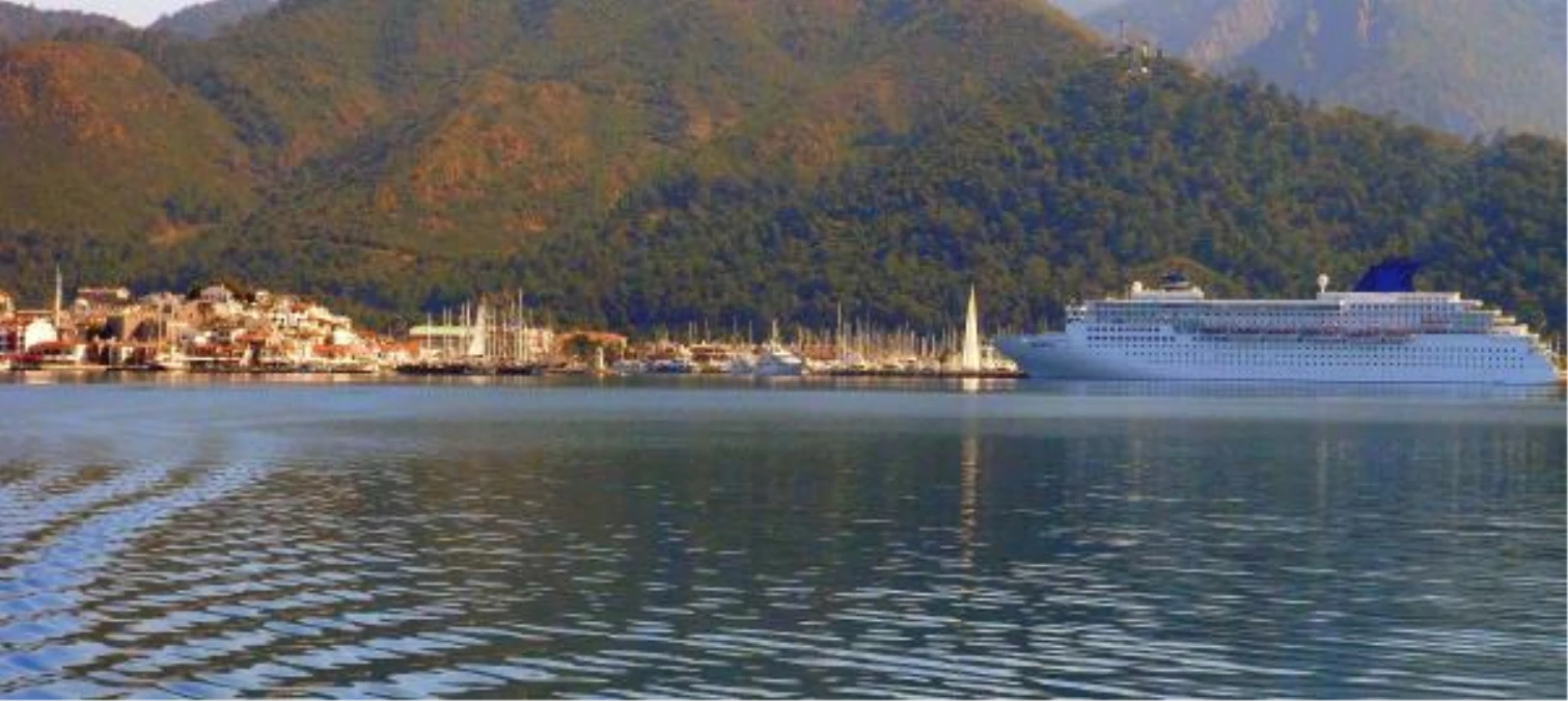 Marmaris\'e Denizden 1208 Turist Geldi