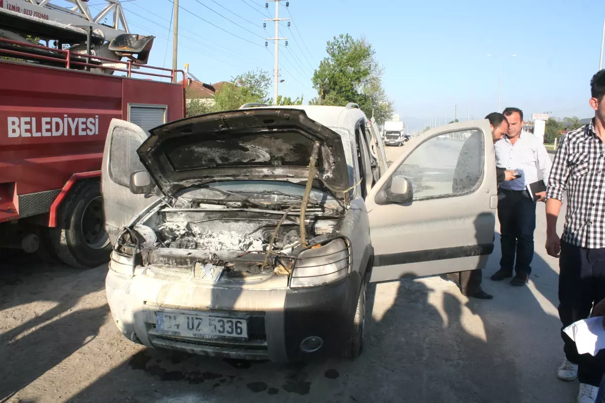 Seyir Halindeki Kamyonet Alev Aldı
