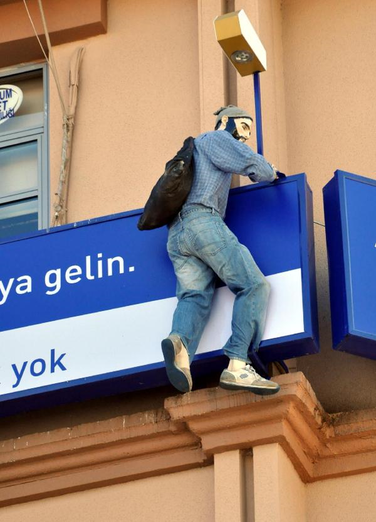 Sigorta Şirketinin Şaşırtan Tabelası