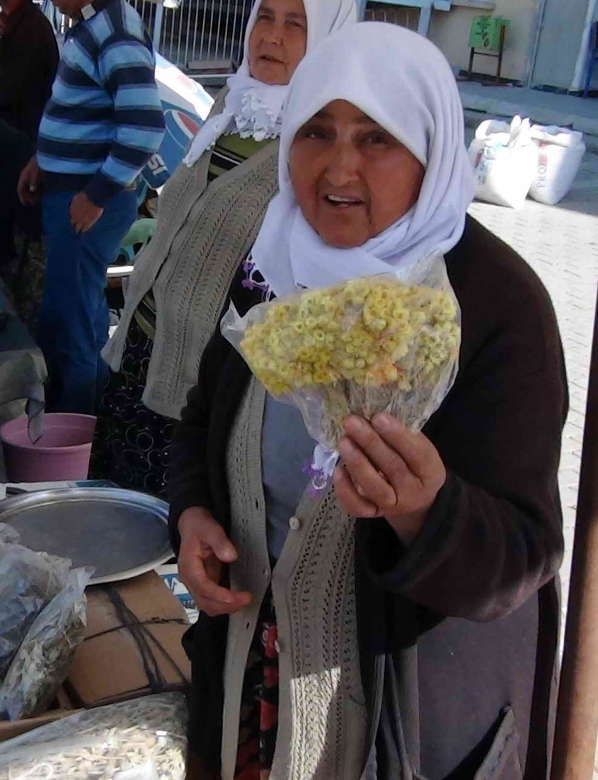 Simav\'ın \'Şifa Nine\'si 20 Yıldır Şifa Dağıtıyor