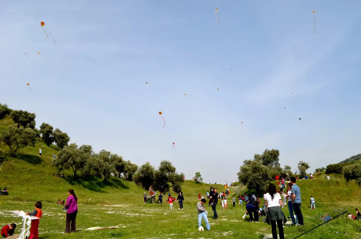 Söke\'de Çocuklar Karnaval ve Uçurtma Şenliği ile Eğlendi