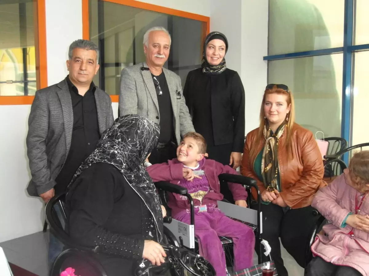 Suriyeli Fatıma Tekerlekli Sandalyeye Kavuştu
