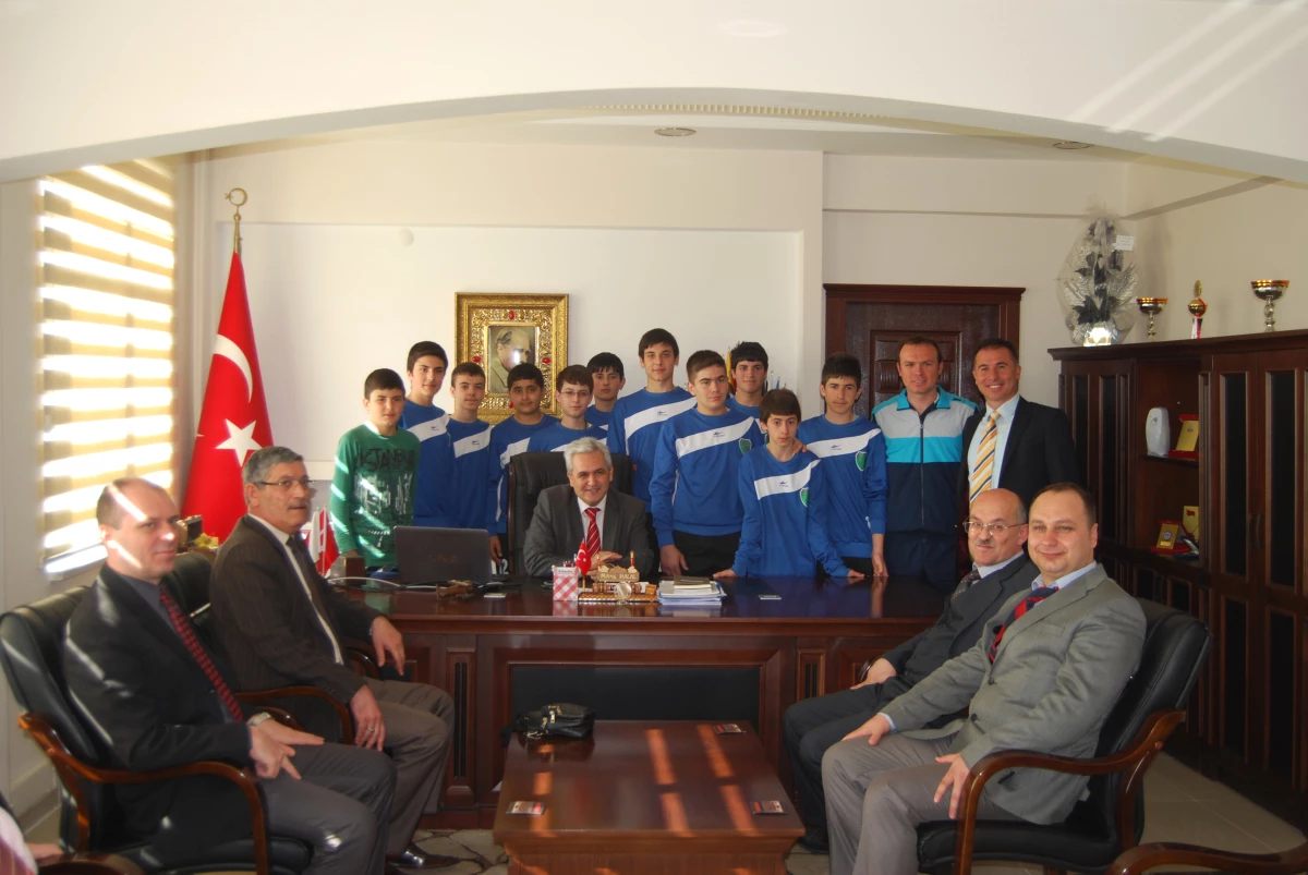 Anadolu Lisesi Voleybol Takımı, Kaymakam Halal\'ı Ziyaret Etti