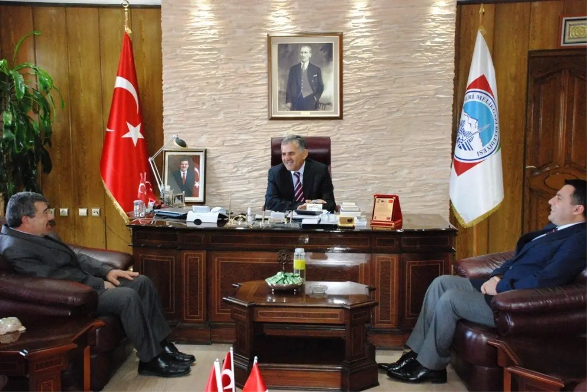 Büyükkılıç\'a Eğitime Vermiş Olduğu Desteklerden Dolayı Teşekkür Plaketi Verildi