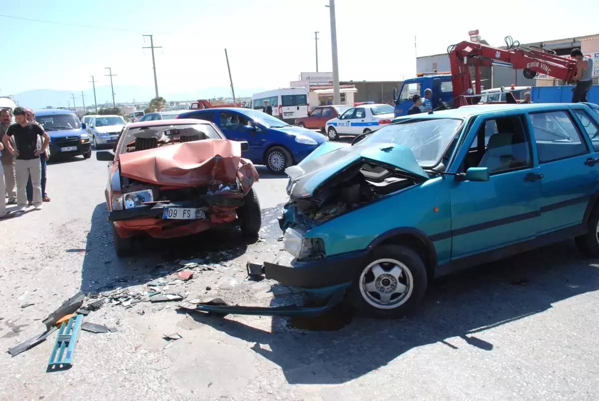 Didim\'de Trafik Kazası; 2 Yaralı