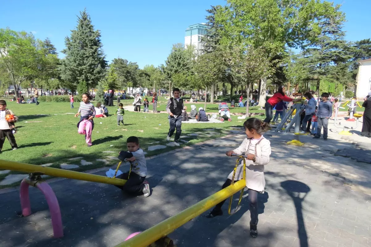 Hava Sıcaklığı Yükselince Parklara Akın Başladı