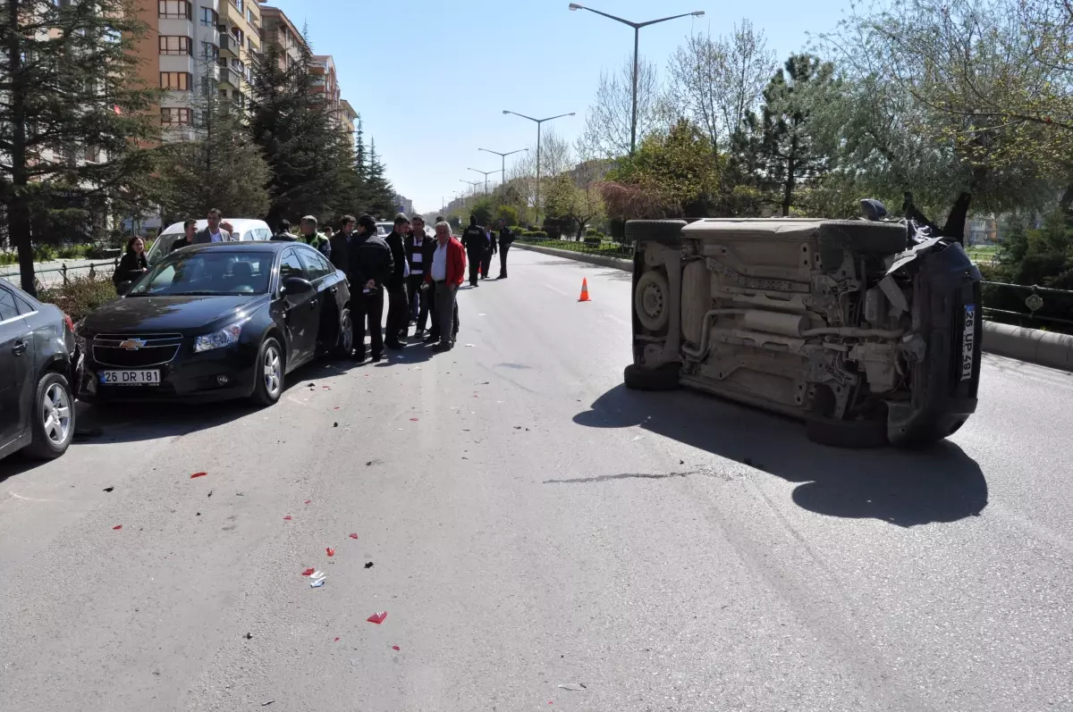 Kamyonet Takla Atıp Yolun Ortasına Yan Yattı