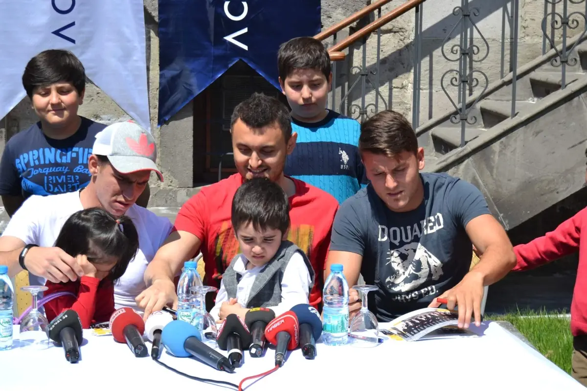 Kayserisporlu Futbolculardan Hasta Çocuklara Moral Ziyareti